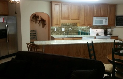 Groveoak Apartment | Premier Host 5 Star Review Lake Guntersville-Boom System-NO eel grass swim area