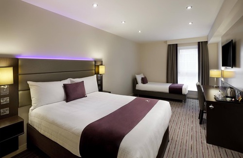 Greasby Hotel | Premier Inn Wirral - Greasby