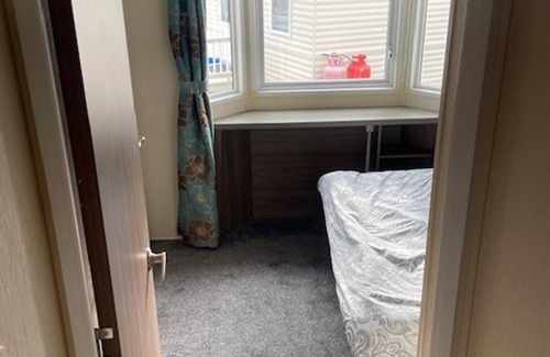 Clacton-on-Sea Cabin | Premium 2 bed Caravan Sleeps 6 With Huge Decking