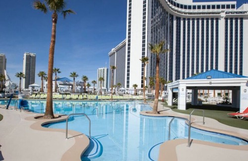 Winchester Condo | Presidential Villa in Vegas, 2 Master Suites/Jetted Jacuzzis. Sleeps 12 4bd/4th