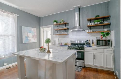 Mobile House | Pretty Peach Palace-Historic, Mins to Downtown