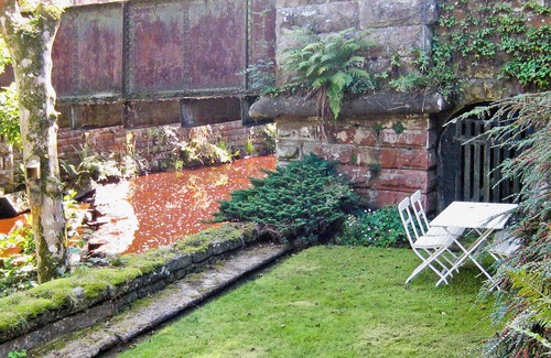 Goathland Cottage | Pretty two storey holiday cottage right beside the village stream.