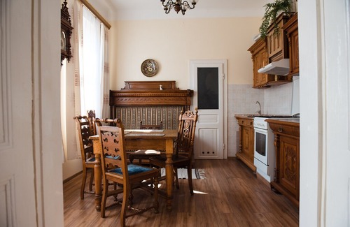 Lviv City Center Apartment | Pretty, Warm Apartment with Ex in Halytskyi District