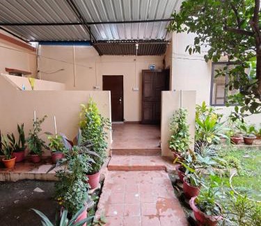 Bhopal Villa | Prime Area 1AC Room Budget Stay