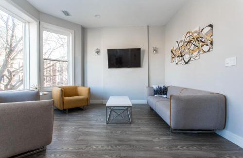 Lakeview Apartment | Prime Location! - 1 Min Walk to Wrigley Field - 2BR Apts Perfect for Cubs Fans!