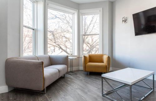 Lakeview Apartment | Prime Location! - 1 Min Walk to Wrigley Field - 2BR Apts Perfect for Cubs Fans!