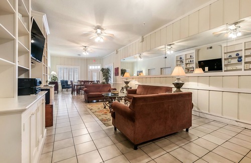 New Orleans Hotel | Prime Location, 3 Blocks to Bourbon St. A great space for groups to enjoy NOLA.