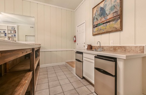 New Orleans Hotel | Prime Location, 3 Blocks to Bourbon St. A great space for groups to enjoy NOLA.
