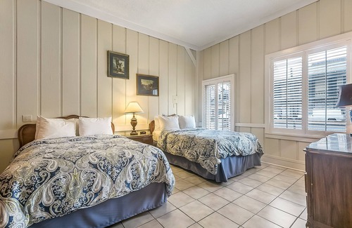New Orleans Hotel | Prime Location, 3 Blocks to Bourbon St. A great space for groups to enjoy NOLA.