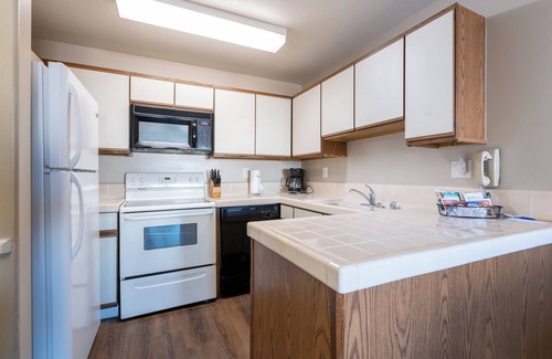 Capistrano Beach Hotel | Prime Location! 4 Beachfront Units w/Kitchen! Free Parking, Onsite Pool!