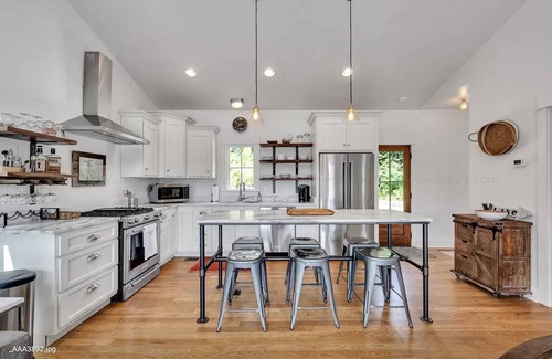 Crane Hill House | Prime location on Lewis Smith Lake. Clean, modern cottage vibes, but sleeps 9!