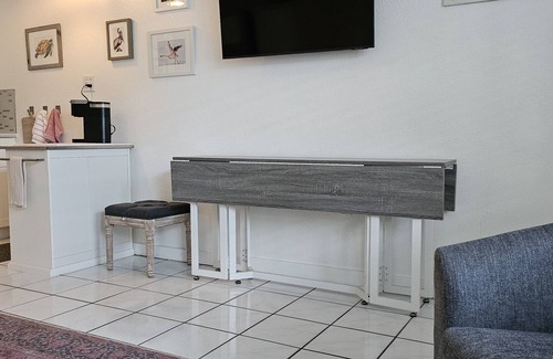 Pass-a-Grille Historic District Apartment | Prime location on Pass-A-Grille Beach! Everything you need is here!