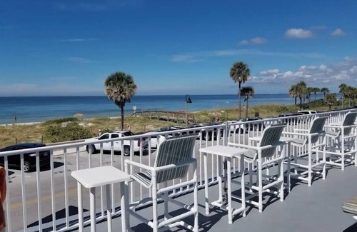 Pass-a-Grille Historic District Apartment | Prime location on Pass-A-Grille Beach! Everything you need is here!