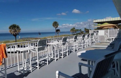 Pass-a-Grille Historic District Apartment | Prime location on Pass-A-Grille Beach! Everything you need is here!