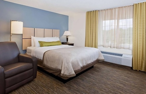 Wichita Hotel | Prime Location! Pet-Friendly Property, Free Parking, Kitchen, Near Sunset Park!