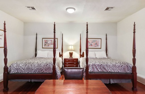 New Orleans Hotel | Prime location, Walk to all the French Quarter attractions. Ideal for groups.