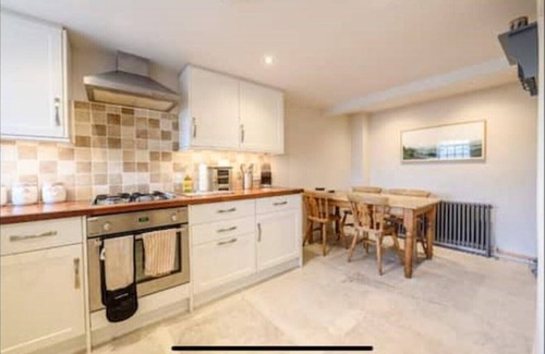 Settle Cottage | Primrose Cottage with Log Burner (Dog Friendly)
