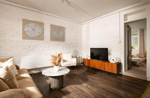 Blandford Saint Mary House | Primrose - Holiday Cottage with Private Vineyard