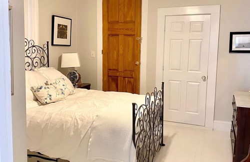 West Riverside House | Pristine 1880s Uptown Victorian Shotgun Cottage with Weekly Housekeeper