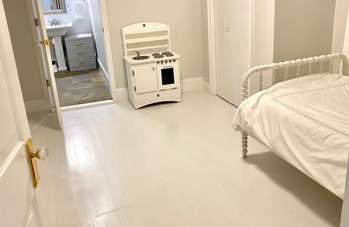 West Riverside House | Pristine 1880s Uptown Victorian Shotgun Cottage with Weekly Housekeeper