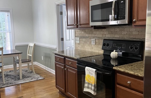 West End House | Pristine Pinehurst #6 home - Gated backyard - 2 min to courses. Handicap Access