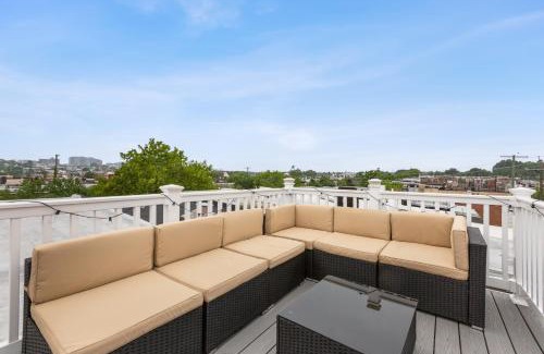 Downtown Baltimore Apartment | Pristine Townhouse With Rooftop Deck Near Canton!