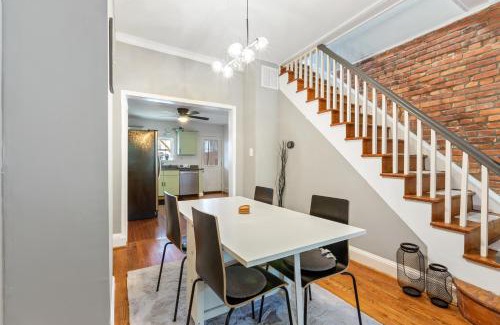 Downtown Baltimore Apartment | Pristine Townhouse With Rooftop Deck Near Canton!