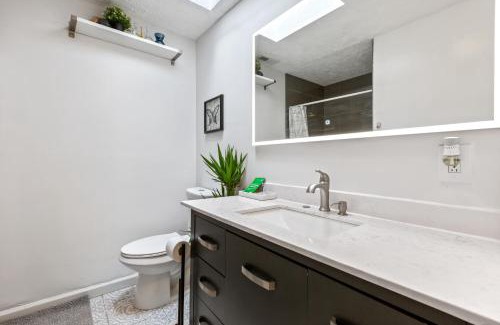 Downtown Baltimore Apartment | Pristine Townhouse With Rooftop Deck Near Canton!