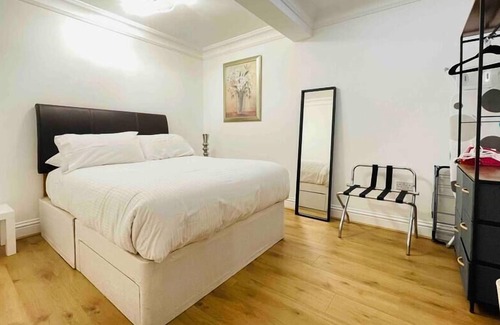 Potters Bar House | Private 2 Bed - 18 min to Central