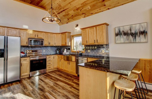 Lakeview Cabin | Private - 7 bed 3 bath Lake Cabin +Hot Tub +Dock +2 Pedal Boats +2 canoes +Sauna