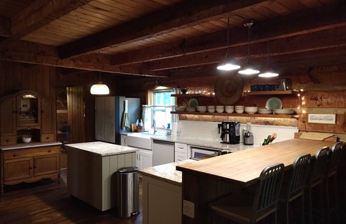 Kodak Cabin | Private and peaceful cabin in convenient location with seasonal outdoor pool