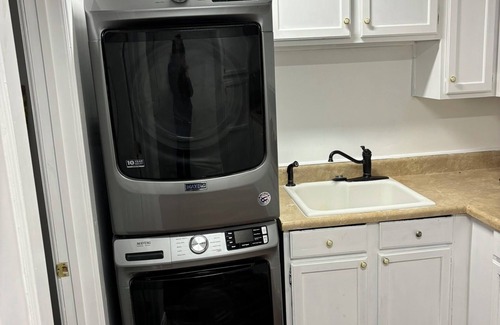 Inman House | Private and Spacious 7-bedroom house in fabulous Brooks with pool and lake, WiFi