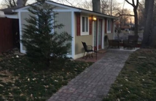 Alexandria Apartment | Private Apt with backyard