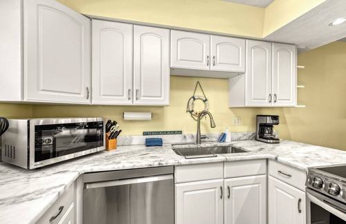 Bradenton Beach Condo | Private Beach Access Largest Pool Pickleball