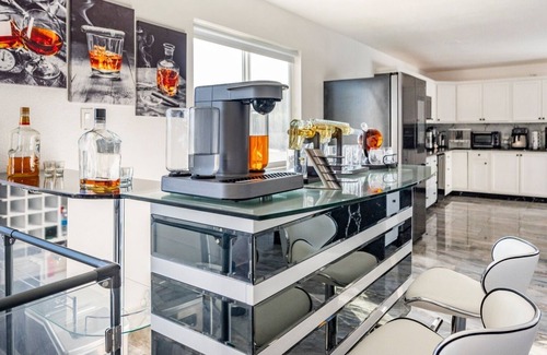 Paradise House | PRIVATE,BIG HEATED POOL, ENTERTAINMENT SMART HOME.