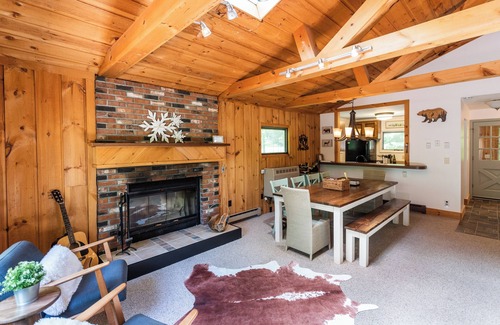 West Dover Ski Chalet | Private cabin: 7 mins to slopes, wood fireplace