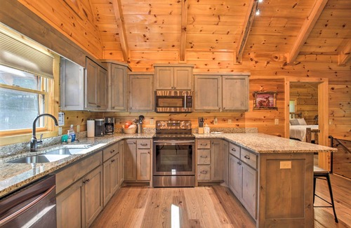 Mineral Bluff Cabin | Private Cabin w/Furnished Porch on < 3 Acres!