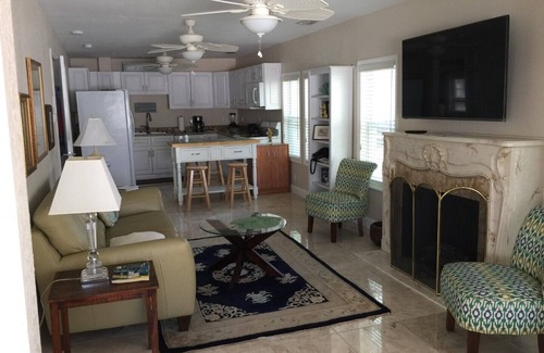 Clearwater Beach House | PRIVATE COTTAGE OCEAN VIEW 44 PACES TO BEACH, CLOSE TO RESTAURANTS AND SHOPS