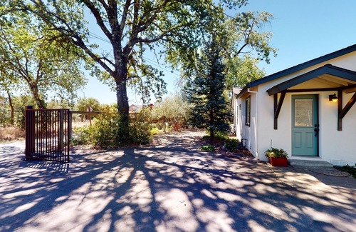 Windsor Cottage | Private Cottage 5 minutes from Downtown Healdsburg and Windsor on country lane