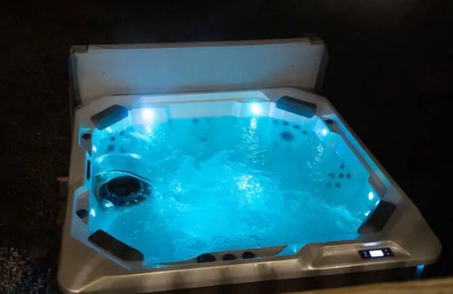 Rockbridge Cabin | Private Cozy Cabin, Spacious Hot Tub, Fire Pit Hammocks Relax Adventure & Enjoy