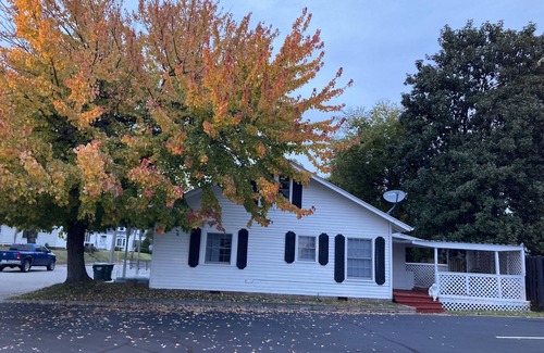 Madisonville Cottage | Private, cozy,classic, simple. Centrally located to hospital, uptown.