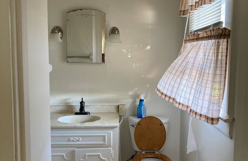 Madisonville Cottage | Private, cozy,classic, simple. Centrally located to hospital, uptown.