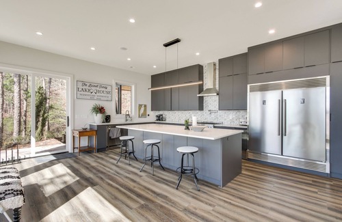 Waterloo House | Private Dock & River Views: Modern Gem in Waterloo