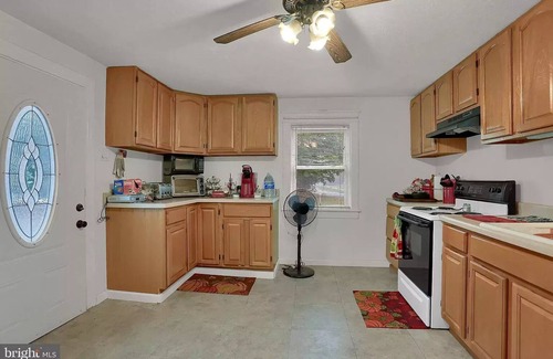 Stonybrook-Wilshire House | Private driveway in safe East York near the heart of York with access to plazas