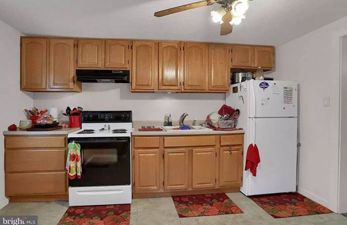 Stonybrook-Wilshire House | Private driveway in safe East York near the heart of York with access to plazas