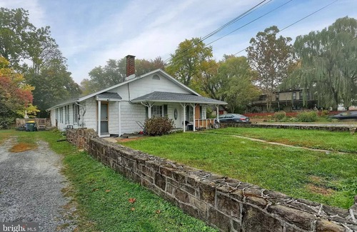 Stonybrook-Wilshire House | Private driveway in safe East York near the heart of York with access to plazas