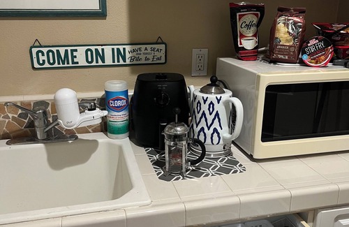 Moorpark Bed & Breakfast | PRIVATE ENTRANCE: GUEST SUITE w ENSUITE BATHROOM & KITCHENETTE; LAUNDRY ROOM use