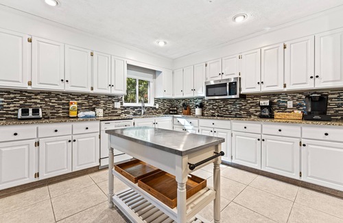 Lawton Woods House | Private Fenced in Pool ~ Pet Friendly ~ 1 Cotton Lane