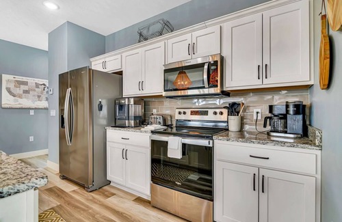 Table Rock House | Private FirePit - PinBall - Backyard - Steps to Amenities - HotTub - Free Tickets - LakeView!