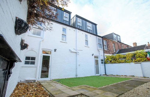 Lincoln House | private garden city center 1 bed en-suite room king sized bed free wifi